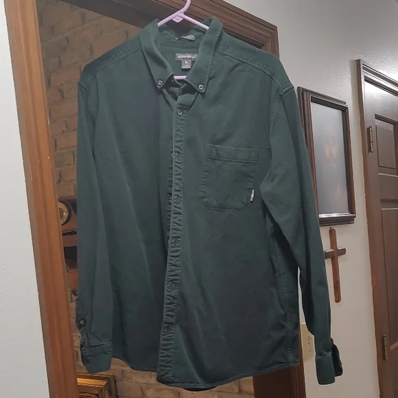 Eddie Bauer Forest Green Men's Button-Down Shirt - Picture 1 of 4